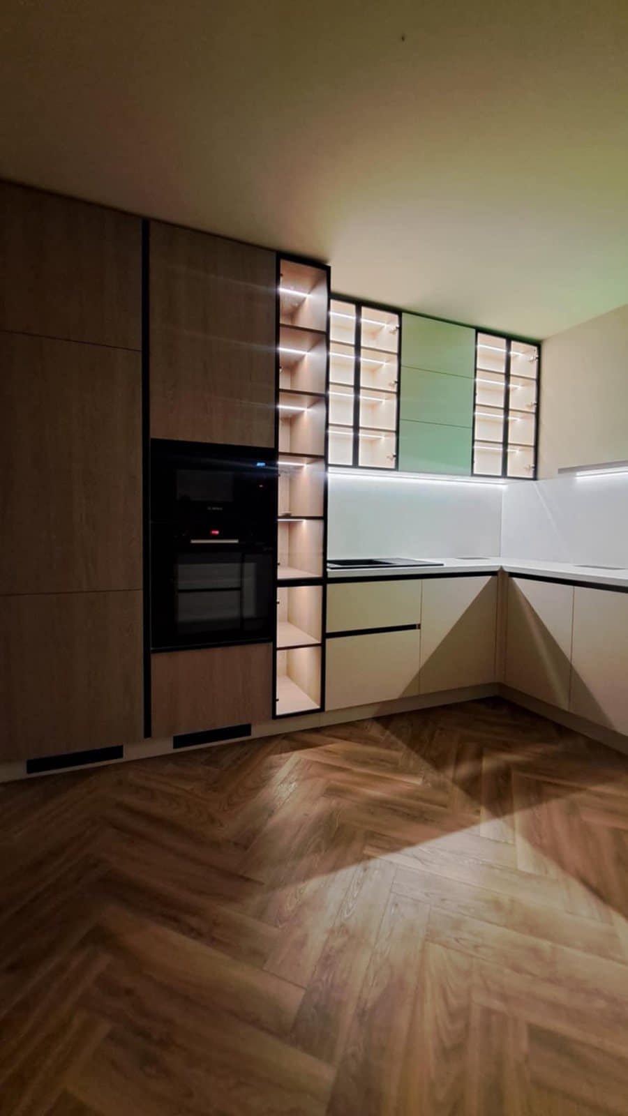 Coloane cu aspect de lemn cu cuptor și vitrine luminate cu profile negre